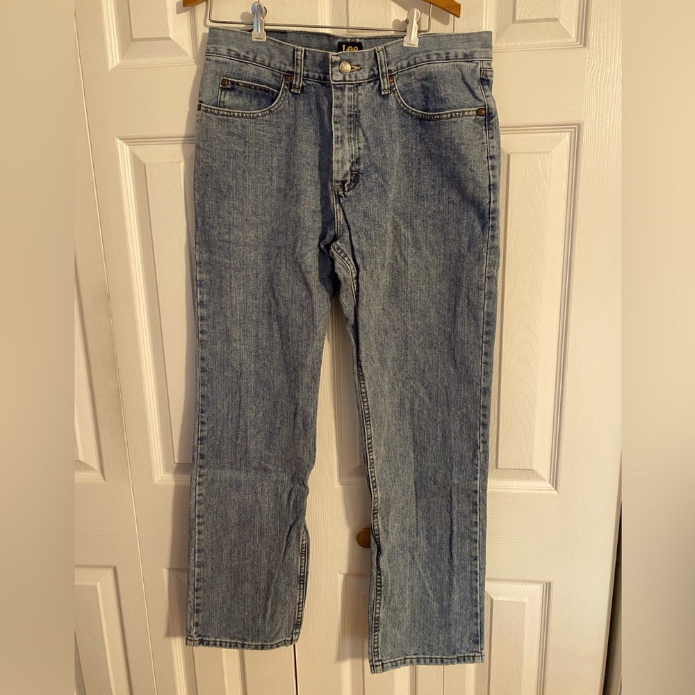 Lee relaxed fit straight leg blue jeans. Size 33”x32”.